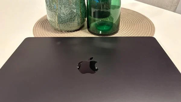 অ্যাপলের সর্বশেষ কম্পিউটার M4 MacBook Pro, একটি অত্যাধুনিক ল্যাপটপ যা শক্তিশালী এম ৪ চিপ, মসৃণ রূপালী ধাতব ডিজাইন, এবং উজ্জ্বল রেটিনা ডিসপ্লে নিয়ে এসেছে। এটি একটি ন্যূনতম ডেস্ক সেটআপে প্রদর্শিত, যেখানে কফি কাপ, ওয়্যারলেস মাউস এবং নোটবুক রয়েছে।